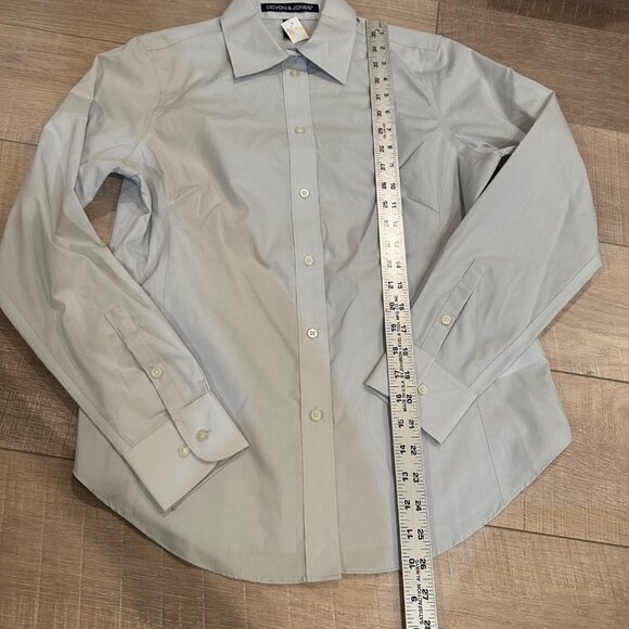 DEVON & JONES WOMENS LIGHT GREY LONG SLEEVE BUTTON SHIRT NWOT MEDIUM - Picture 3 of 7